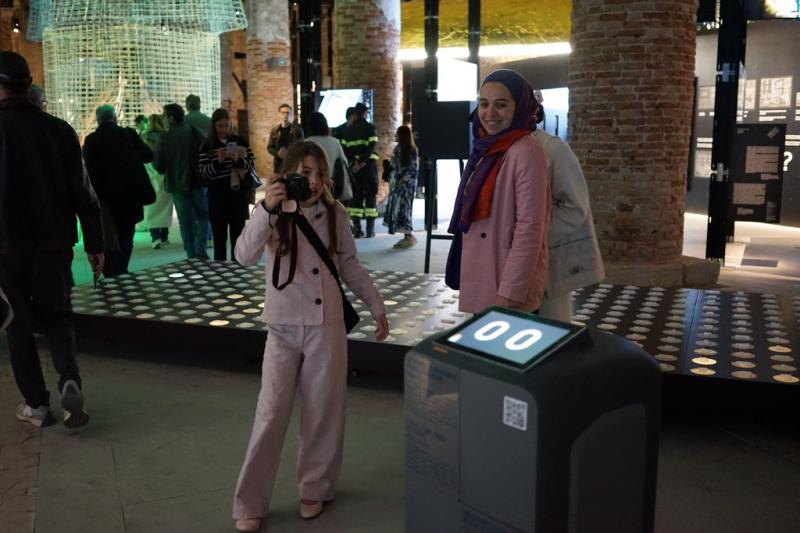 04_Interaction between Visitors and the robot.JPG