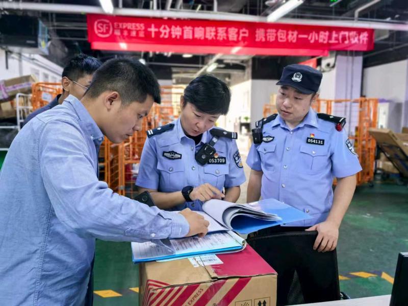 1758769770914977.jpg 公交警.jpg