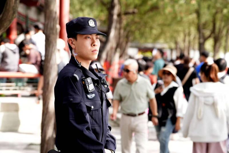 1759471619250600.jpg 海淀民警.jpg