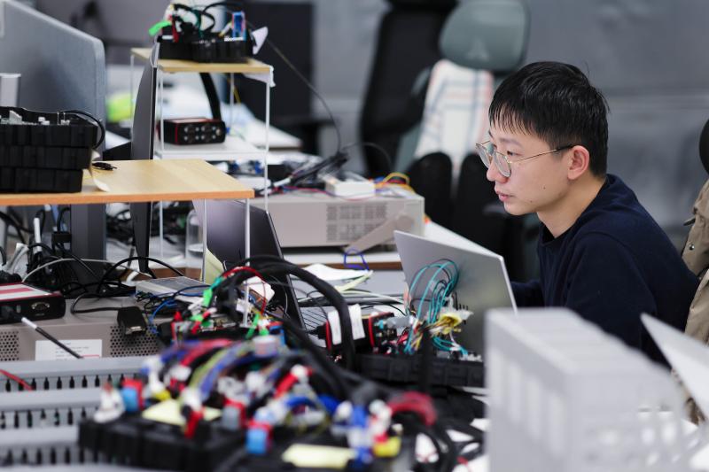 1764059485156580.jpg 新闻稿配图-CEA工程师测试电子控制单元(ECU)与软件的集成情况.jpg