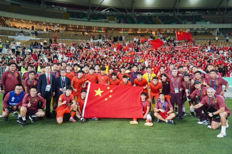 U23国足与球迷合影.jpg