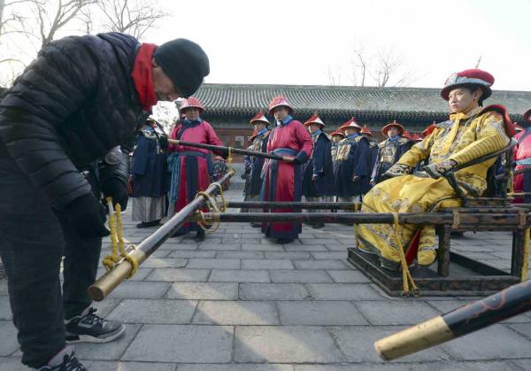 2月4日,彩排现场"老皇帝"齐学恩加固轿子的绳子.