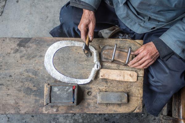 龙吉堂在展示他錾刻银饰常用的工具(2月28日摄).