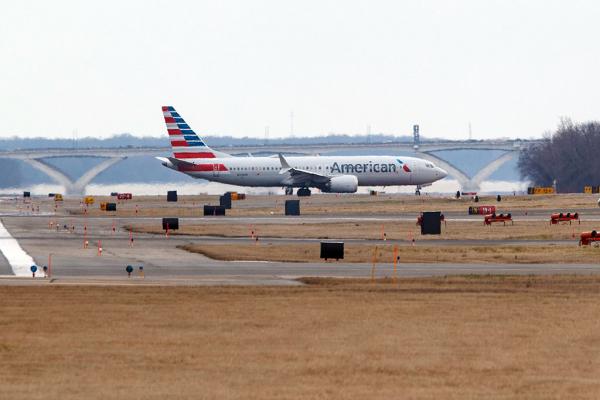 一架波音737 max 8型号飞机降落在美国首都华盛顿附近的里根机场