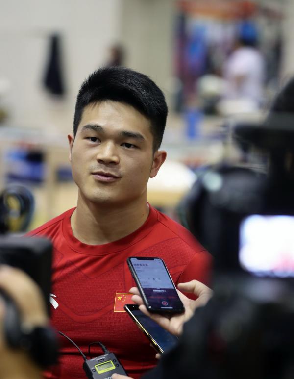 3月29日,举重队队员石智勇接受采访.