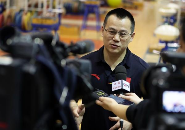 3月29日,中国举重队女队主教练张国政接受采访.