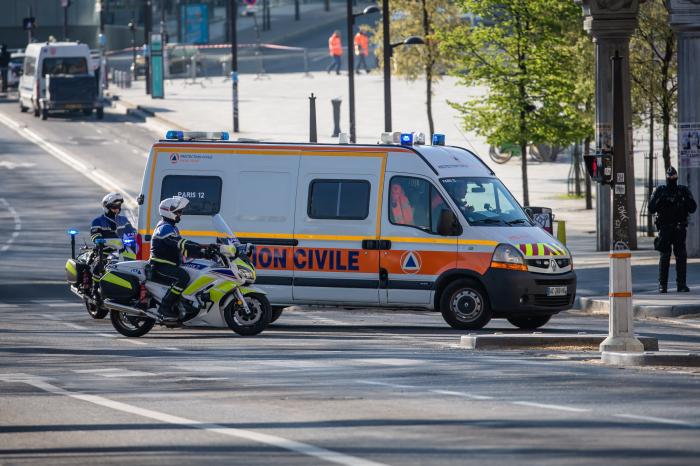 4月1日,转运新冠肺炎重症患者的救护车抵达法国巴黎奥斯特利茨火车