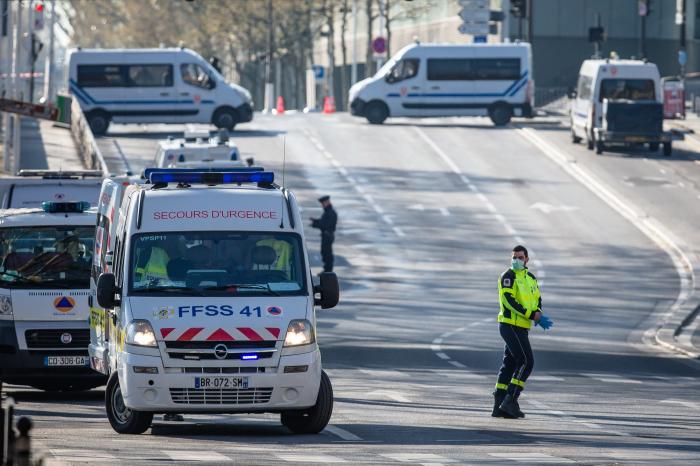 4月1日,转运新冠肺炎重症患者的救护车抵达法国巴黎奥斯特利茨火车站.