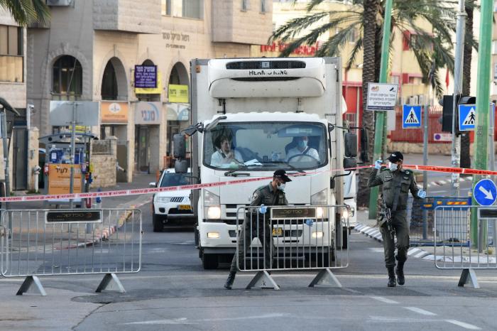 4月3日,在以色列中部城市布内布拉克,警察执行封锁任务.