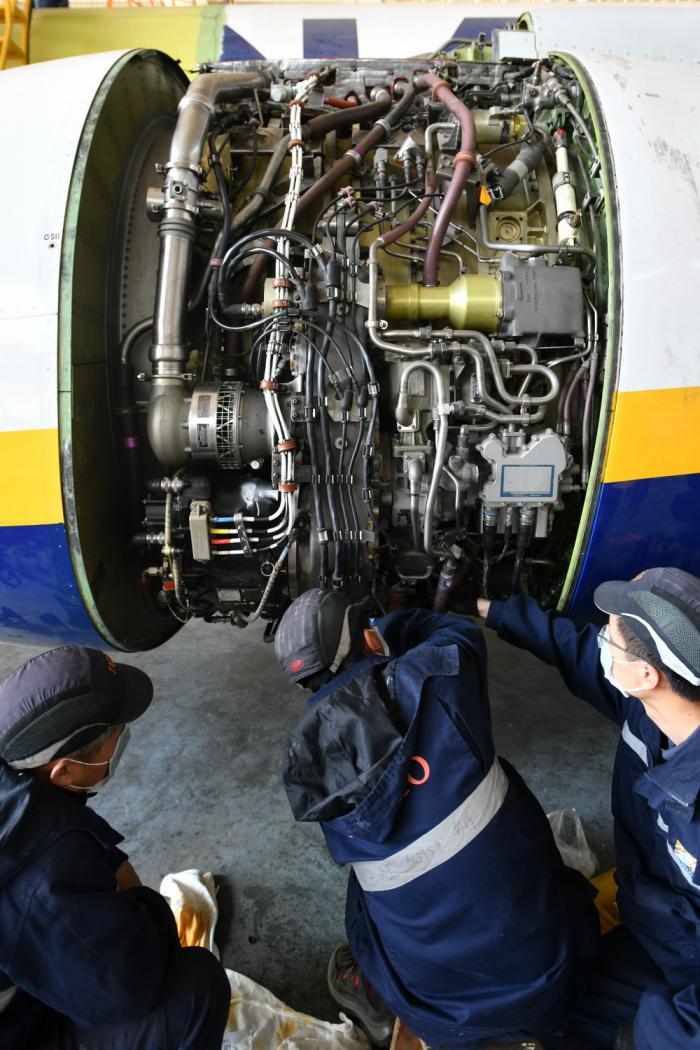 山东太古飞机工程有限公司技术人员在检修飞机发动机(4月27日摄)