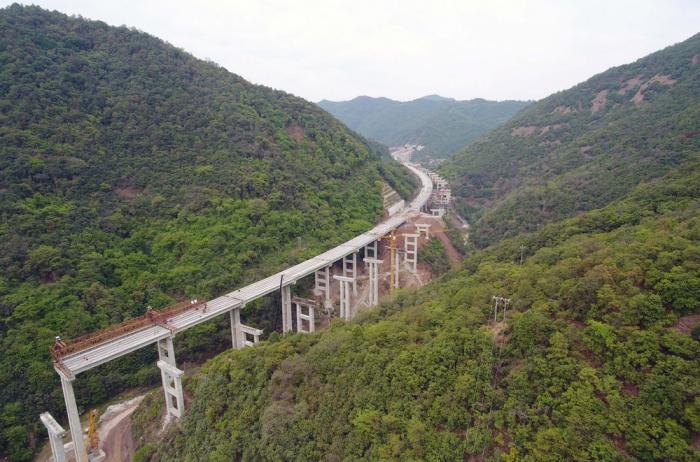 视窗|昆楚高速公路岔河特大桥架梁忙