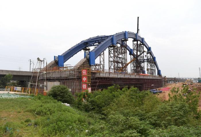 中铁四局引江济淮沪蓉改建工程上跨江淮运河特大桥系杆拱合龙施工现场