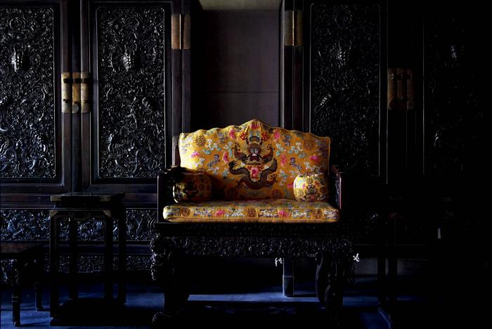 仁寿殿是晚清颐和园里政治地位最高的地方,其内部的摆设都体现了这一