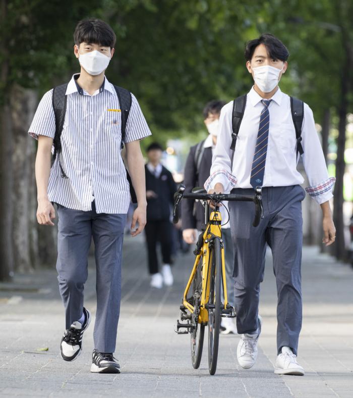 视界| 韩国高二及以下部分年级学生返校复课