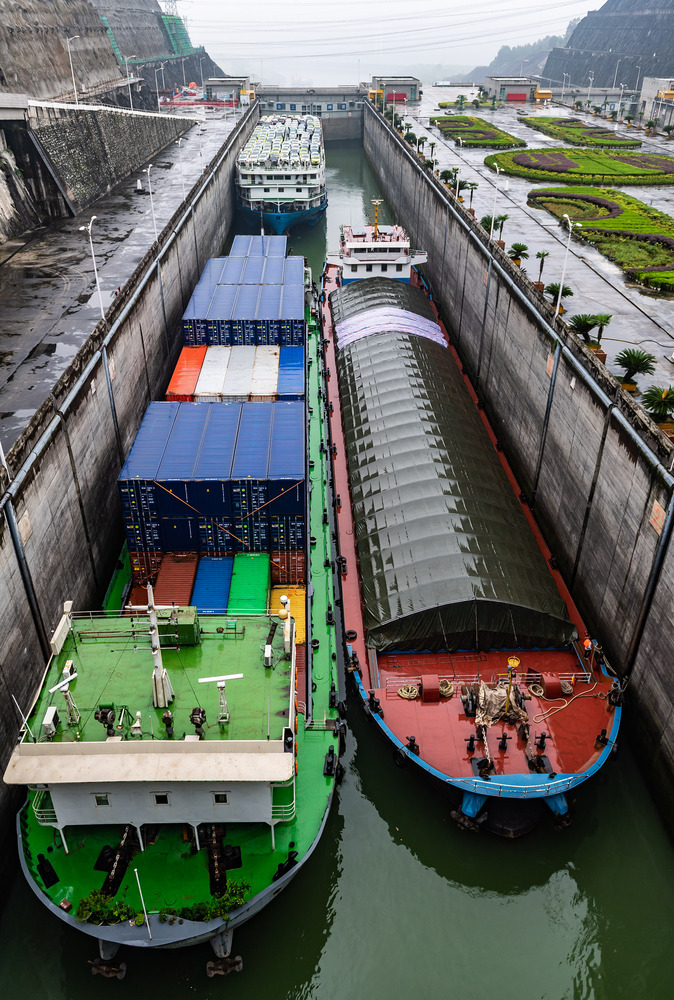 6月17日,船舶有序通过三峡五级船闸.