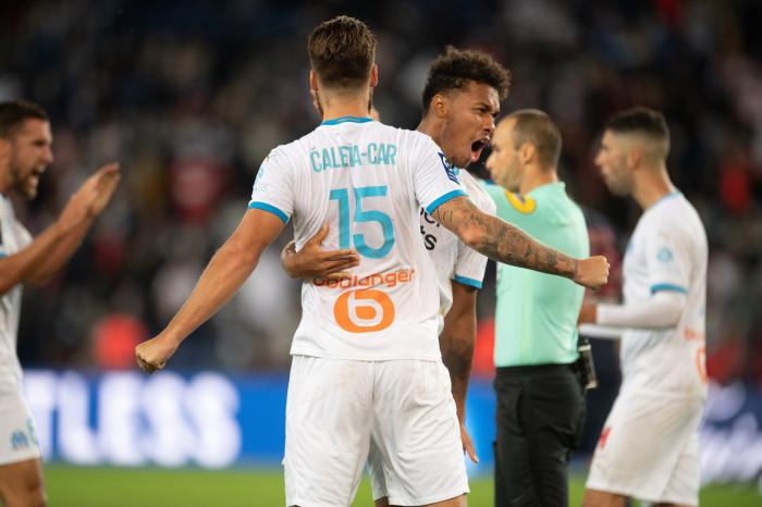 9月13日,马赛队球员卡马拉(前右)与队友卡莱塔·卡尔(前左)庆祝胜利.