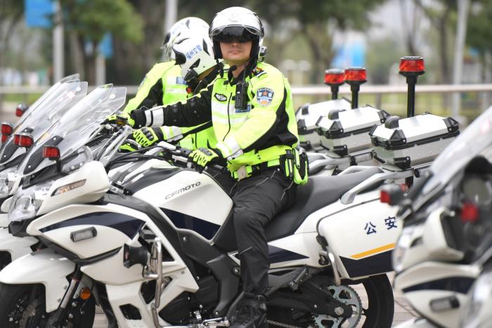 视窗| 福州交警骑警正式亮相