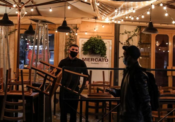 10月26日,意大利首都罗马鲜花广场上一家餐馆在18时后准备打烊.