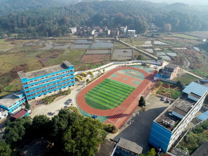 位于湖南永州市零陵区珠山镇的智慧树学校(11月10日摄,无人机照片).