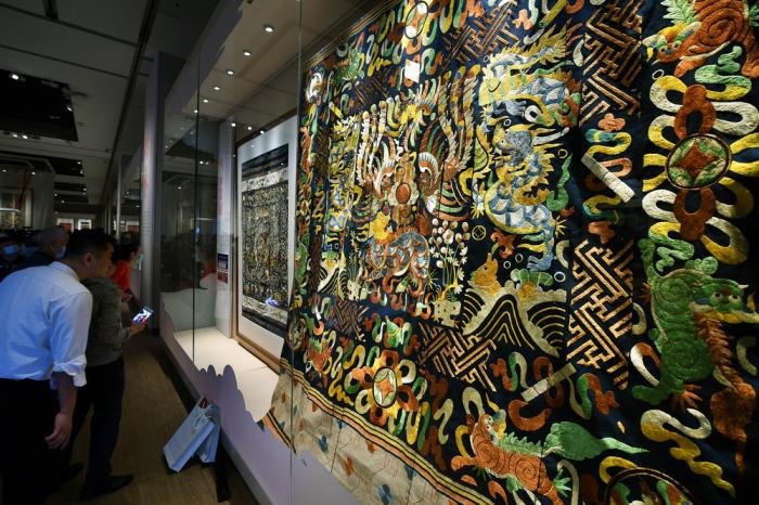 视窗|海南省博物馆展出41件龙被精品