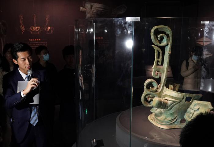 11月21日,观众在上海大学博物馆内参观"三星堆:人与神的世界"特展.