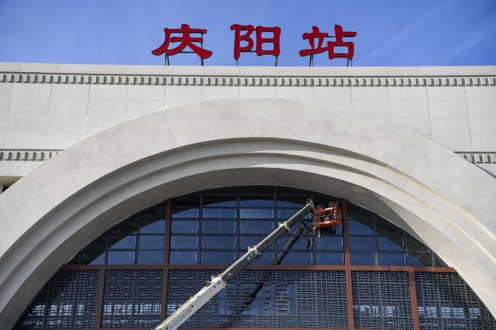 这是12月12日拍摄的银西高铁惠安堡站(无人机照片).