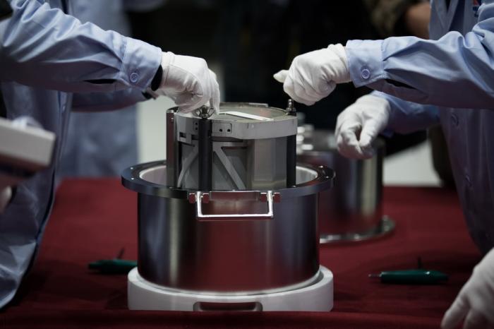 组图| 嫦娥五号返回器"开箱"全过程