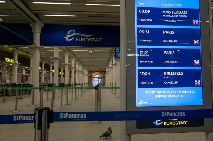 12月21日,英国伦敦圣潘克拉斯火车站国际出发大厅内显示,多趟"欧洲