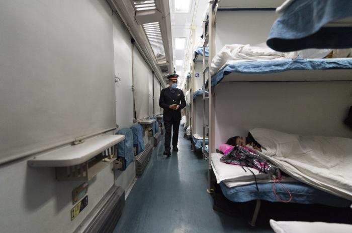 2021年1月6日,列车长芦延章在k7039次列车上巡视.