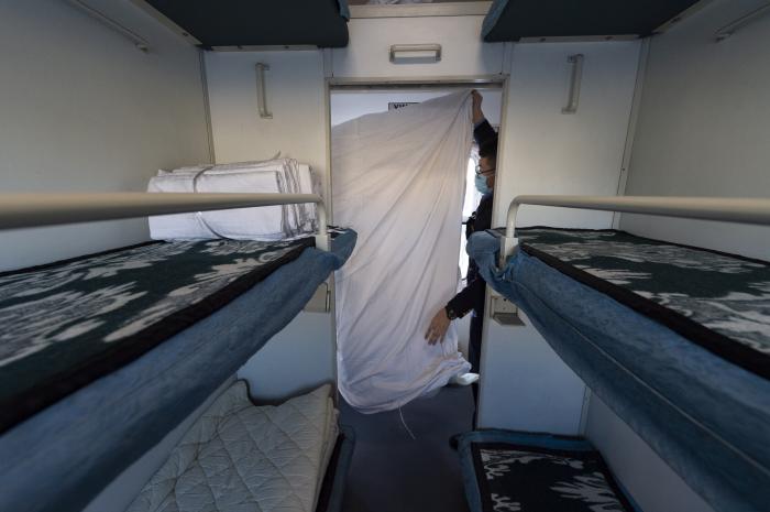 2021年1月7日,k7039次列车的乘务员在旅客下车后整理床铺.