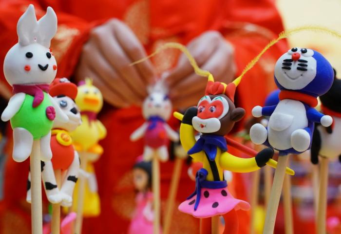 2月8日,民间艺人在迁安市"非遗年味市集"上捏面人.