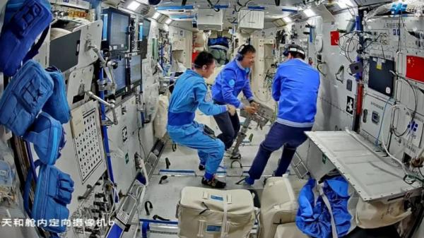 天宫TV丨“神二十”乘组 出舱准备进行时