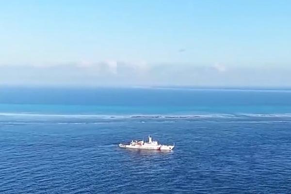 中国海警东沙舰，现身黄岩岛