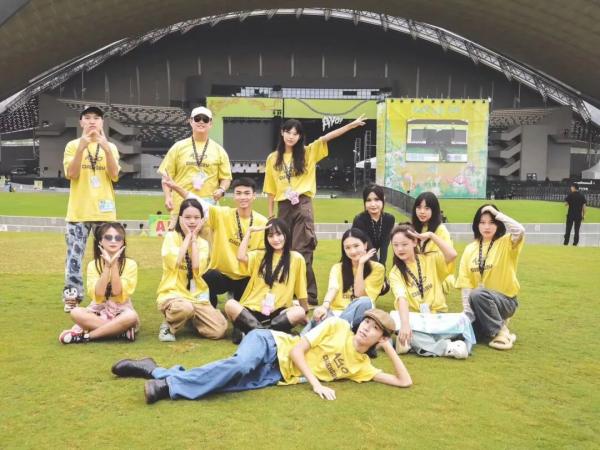 “曲线”蹭演出？去音乐节当志愿者的大学生们，都做了什么？