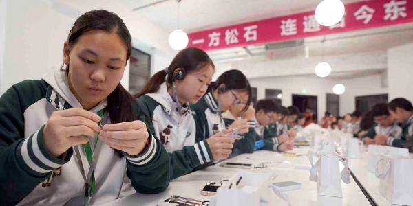 聚焦｜北京中学生研学团在十堰学习绿松石首饰镶嵌技艺