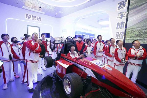 研学团走进湖北汽车工业学院，今天我是小小赛车手！