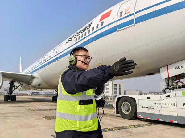 半两财经｜春运期间航班正常率95.8%，揭秘“飞机体检师”如何护航