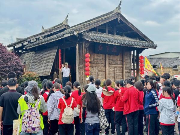 忆长征，强国复兴有我｜红军桥前的思政课：红军后代讲述长征故事