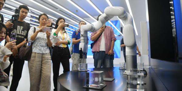 活力中国调研行丨用AI造火箭、让智能体独立“上班”，北京打造全球科学智能新高地