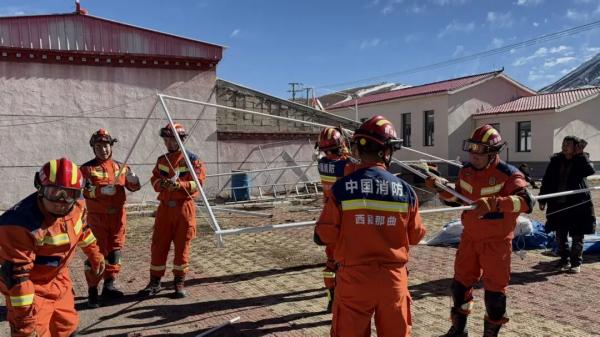消防救援人员紧急搭建帐篷，助力西藏巴青地震灾区群众安置
